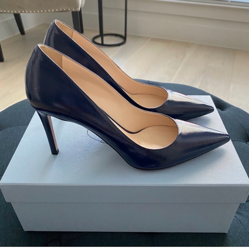 prada saffiano leather pump navy blue worn once